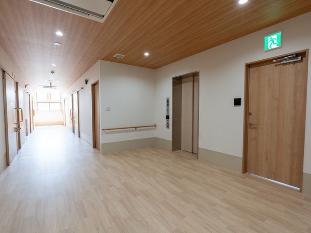 広々とした明るい廊下 廊下 ゆとりある空間の廊下は、バリアフリー設計でどなたにも安心してお使いいただけます。