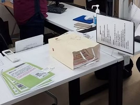 書類の並ぶ事務机  
