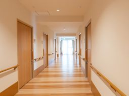 明るく広い廊下