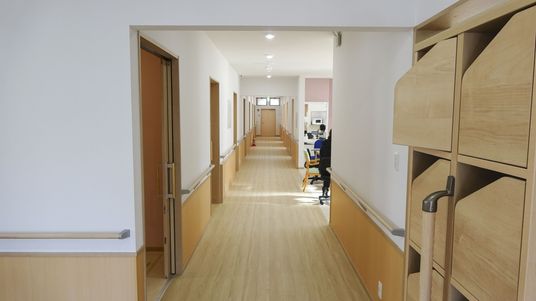 スタッフが作業する廊下