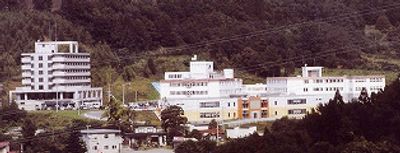 緑に囲まれた建物