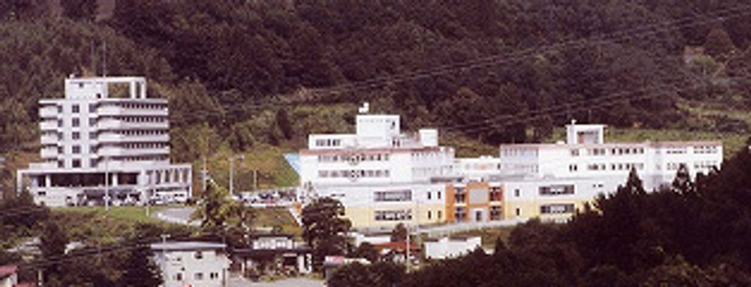 緑に囲まれた建物