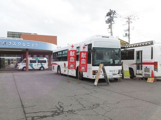 送迎車が並ぶ外観  