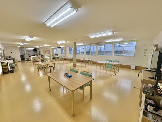 明るい空間の食堂