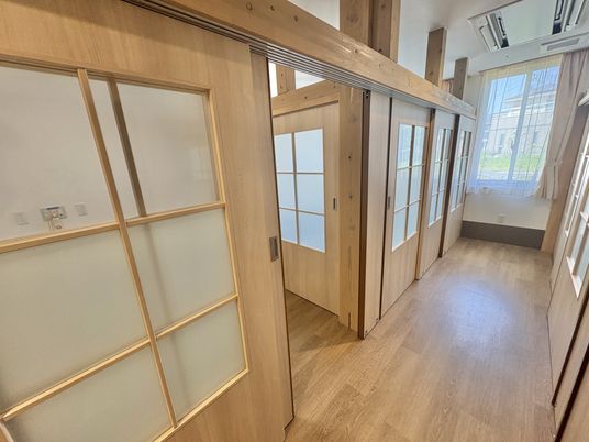 自然光あふれる廊下