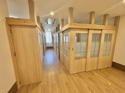木の温もりが感じられる廊下