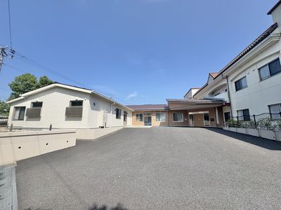 広々とした建物の外観