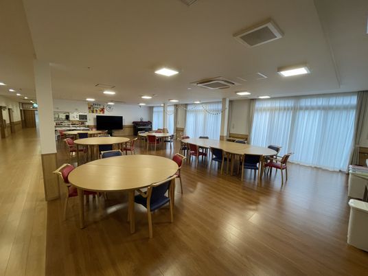 広々とした食堂の室内