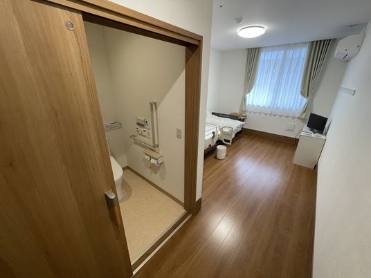 ベッドとトイレの居室