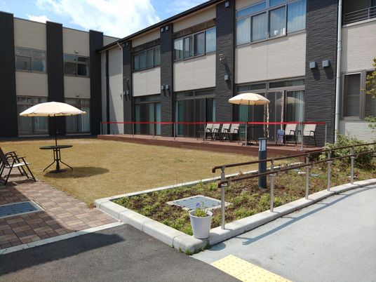 広いテラスの庭