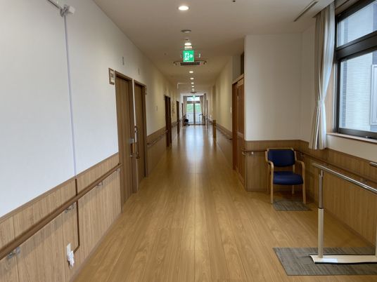 手すり付きの長い廊下