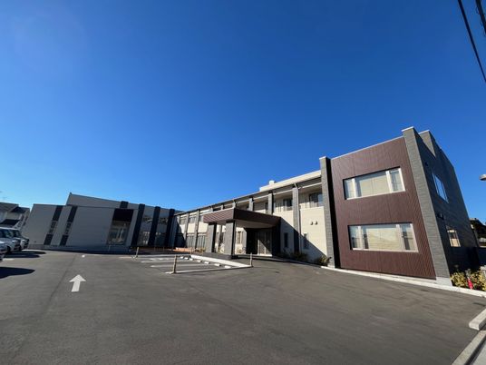 モダンな二階建て建物外観