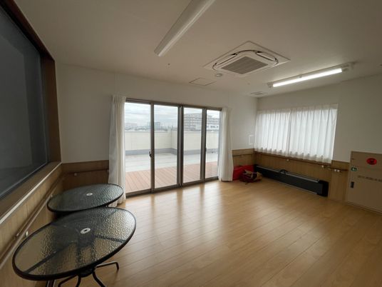 明るい窓辺の部屋