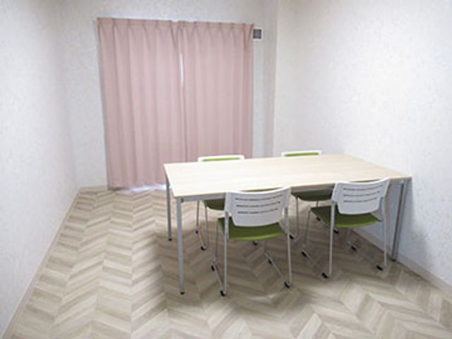 テーブルと椅子の部屋 居室 シンプルなデザインの部屋は、集中して作業ができる落ち着いた空間です。