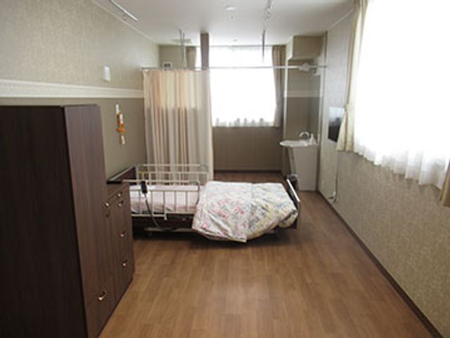 落ち着いた居室 居室 広々とした居室は、自然光が優しく差し込み、落ち着いた雰囲気です。快適な就業環境が整っています。