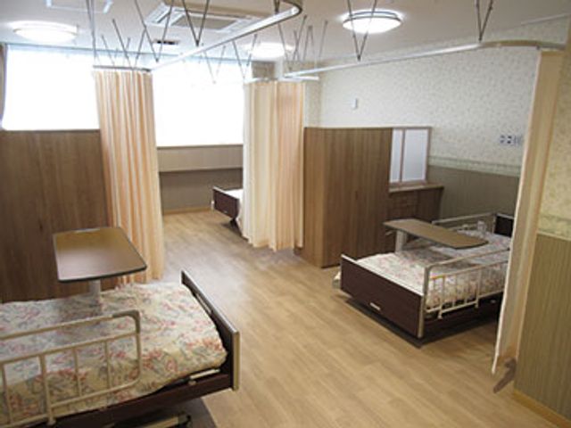 光が差し込む居室 居室 広々とした空間で、たっぷりと自然光が入っています。プライベートを確保しつつ快適に過ごせる設計です。