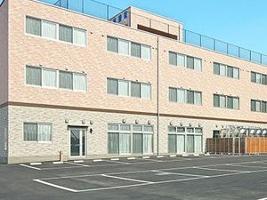 駐車場のある建物外観