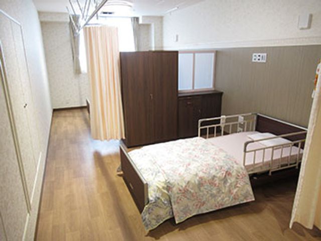 静かな雰囲気の居室 居室 十分な収納設備を備えた居室は、快適な生活をサポートします。自然光が心地よい空間です。