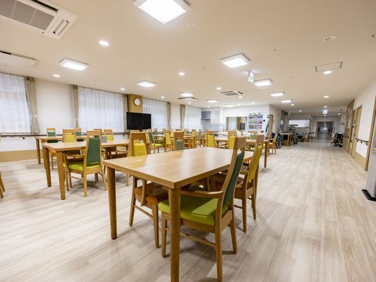 広々とした明るい食堂