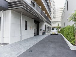 開放的な建物エントランス