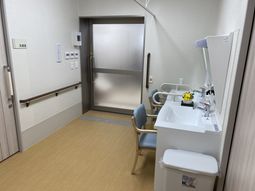 広々とした洗面台のある洗面所  