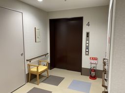 落ち着いた廊下のエレベーター
