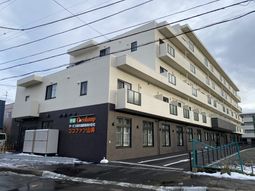 入口が見える建物外観