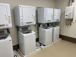 洗濯機が並ぶ部屋