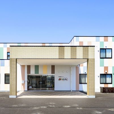 多機能な建物の外観