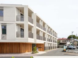 シンプルな外観の施設