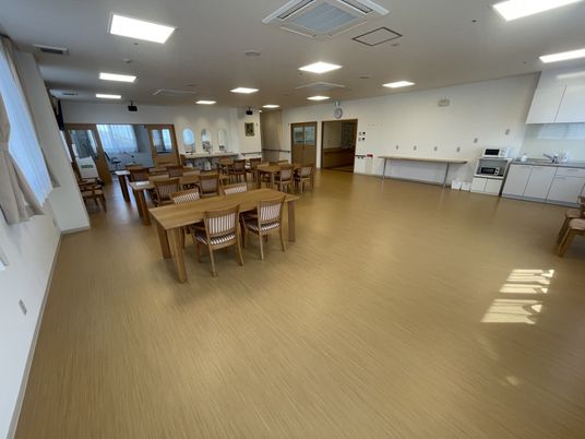 広々とした食事空間