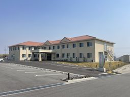 広い駐車場のある建物