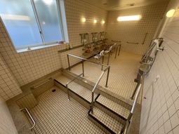 広い洗い場の浴室