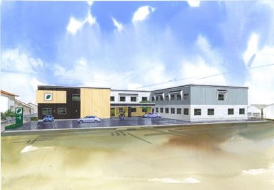 広々とした駐車場のある建物の外観