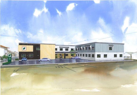 広々とした駐車場のある建物の外観