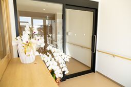 明るい出入口