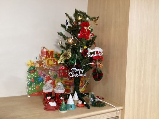 クリスマス飾りの棚  
