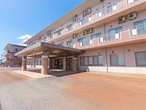 建物の正面玄関  