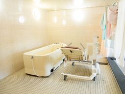 ゆったり浴槽の浴室