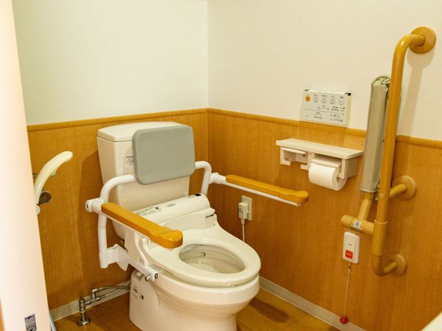 バリアフリー設計のトイレ トイレ 壁に手すりが整備された安全なトイレです。ゆったりとした使い心地をご提供いたします。