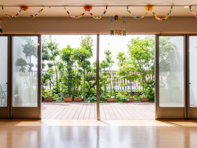 笑顔あふれる居室ケア ロビー 家庭的な雰囲気の中、笑顔で入居者様の寄り添うケアができる環境です。