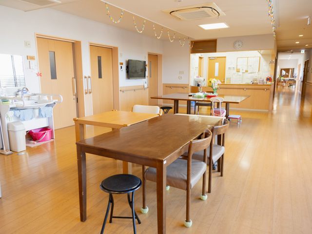 広々としたダイニングルーム ダイニングルーム ゆったりとしたダイニングエリアは、明るく開放的で、共に食事を楽しむ空間となっています。