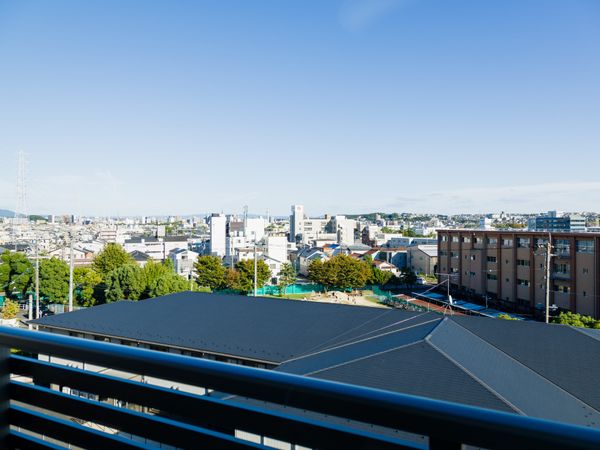 都市の景観を望むバルコニー