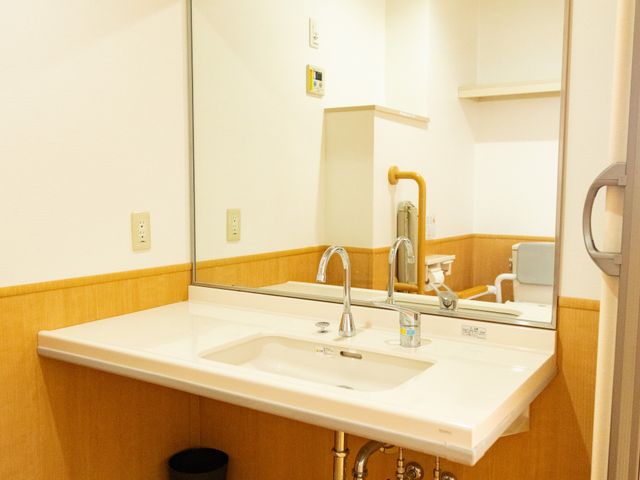 清潔な洗面台の様子 洗面台 手が届きやすい高さに設計された洗面台があり、日々のお手入れが快適に行えます。