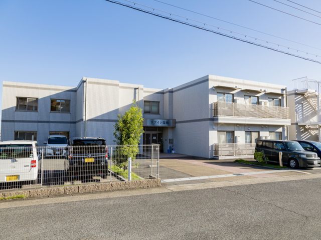 広々とした明るい外観 外観 ゆとりを感じる広々とした外観です。手入れされた建物が、心地よい環境を予感させてくれます。