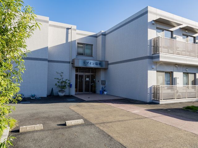 快適な居住空間外観 外観 ゆったりとした静けさを感じさせるエントランスです。くつろぎと安らぎを提供する環境が広がっています。