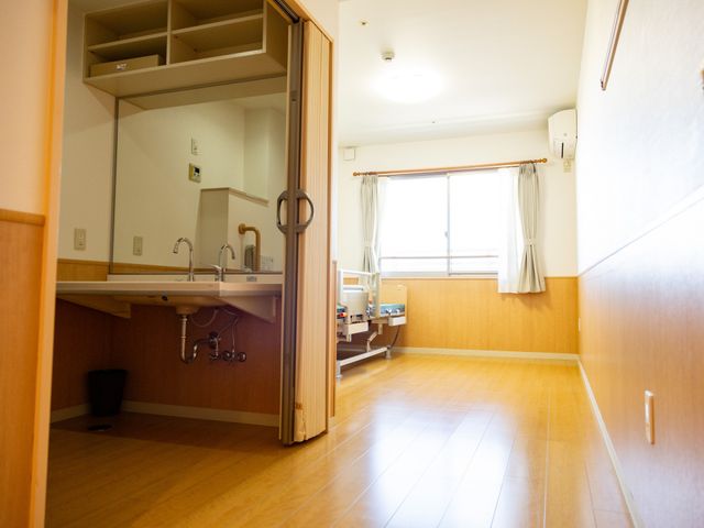 居室の明るい空間 居室 ゆったりとした居室には、生活に必要な設備が整っており、自然光が差し込む快適な場所です。