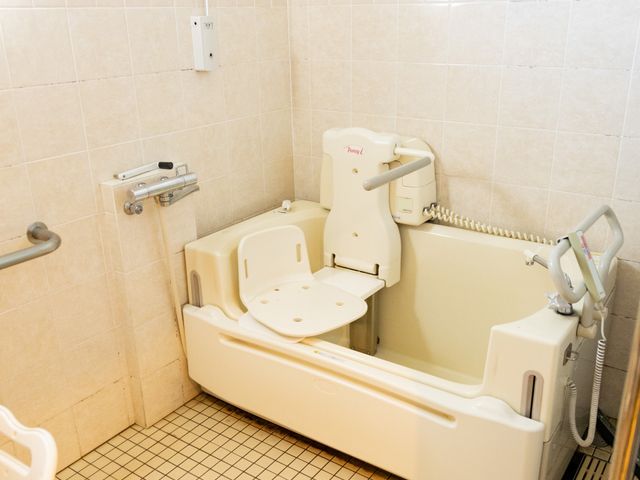 広々とした快適な浴室 浴室 手すりが設置された清潔感あふれる浴室で、安全に快適な水周りの時間をサポートします。