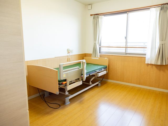 明るい個室の居室 居室 ゆとりのある個室は、明るい日差しと穏やかな風が心地よい空間です。安らぎとともに新生活をスタートできます。