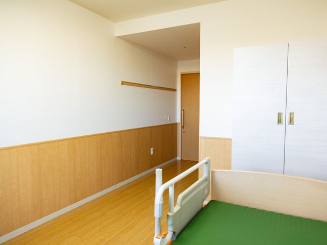 居室の明るい空間 居室 手すりと広々とした間取りが特徴の個室です。安全かつ快適な毎日をサポートします。